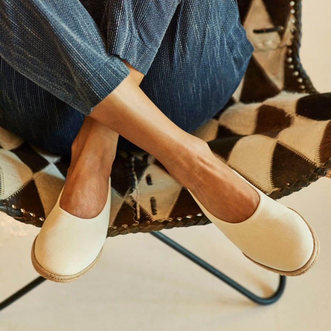 ペドロガルシアのインスタグラム：「Super lightweight. Ultra comfortable. Effortless chic. Style: Hilaria/ rounded ballerina in canvas stucco and raffia. #pedrogarciashoes #madeinspain」