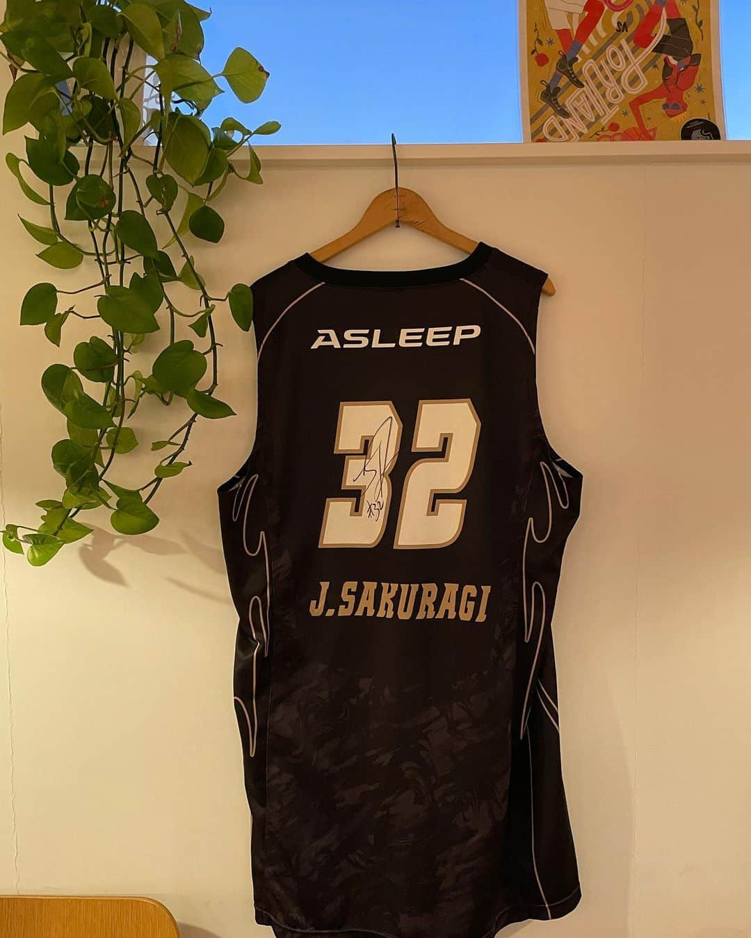 小林拓一郎さんのインスタグラム写真 - (小林拓一郎Instagram)「Our legend’s jersey is on the wall of @grape_park_bsk 🔥  #グレパー #グレープパークコート #grapeparkcourt  #grapeparkcoffeeshop  #シーホース三河 #共に頂点へ #JR桜木」1月3日 22時00分 - kobataku33