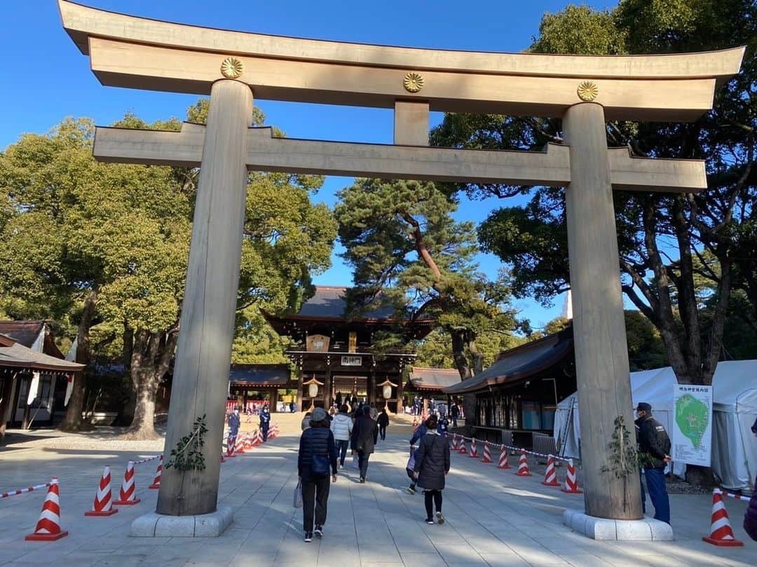 吉江瞳のインスタグラム：「2021年あけましておめでとうございます⛩✨ 人生で初めての明治神宮に初詣で行ってきました❤️ とっても素敵な気が流れてて空気も澄んでいて神秘的な感じがとてもした☺️💕 コロナ対策もきちんとされていて安心してお参りに行けました🙏 今年厄年だから厄除けもしてきたよ🥰 #初詣 #明治神宮 #パワースポット #2021年 #いい気が流れる場所」