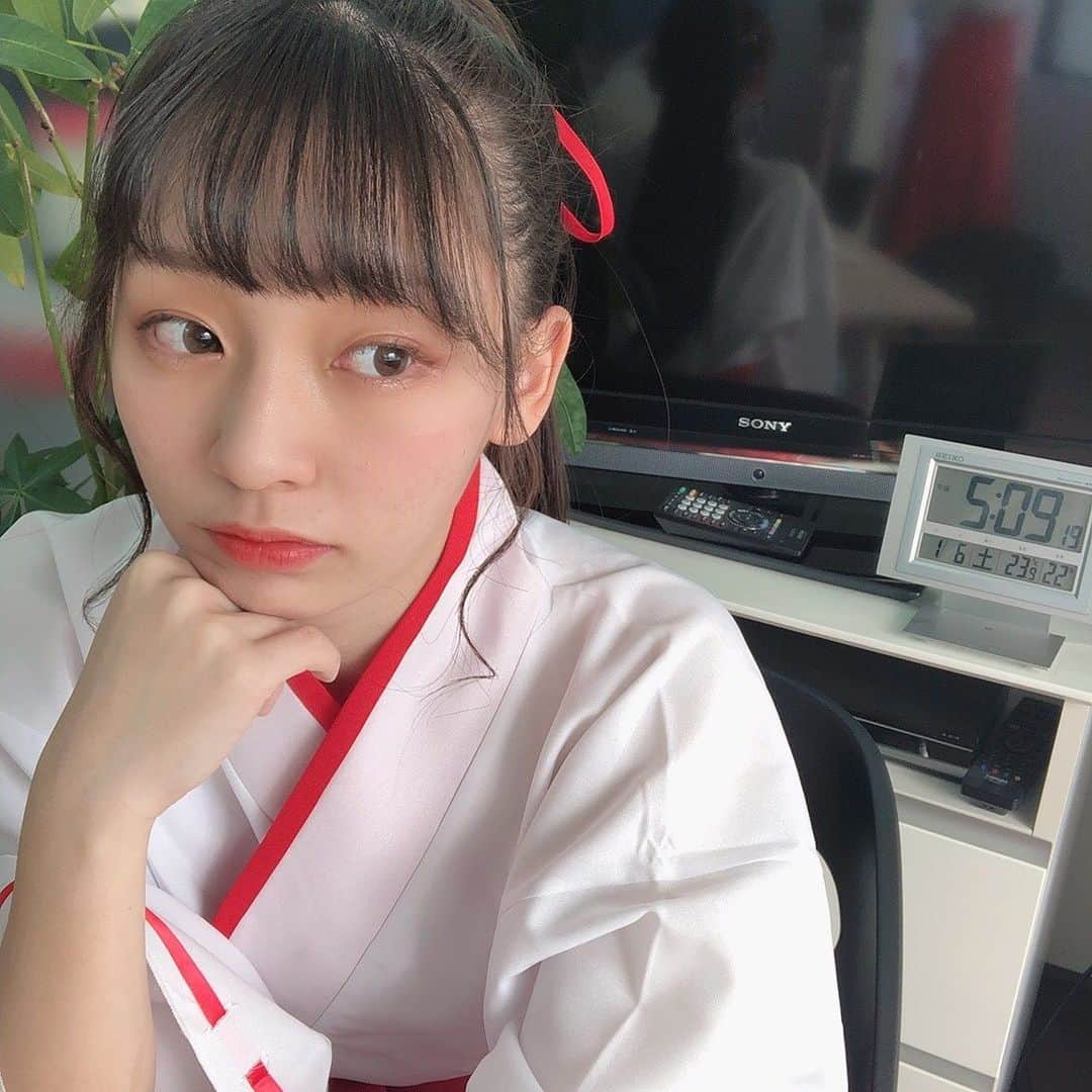 尾野寺みさのインスタグラム：「﻿ ﻿ 待ちくたびれ巫女さん﻿ ﻿ ﻿ #巫女 #初詣 #正月 #令和﻿ #バイト #コスプレ #ライブ﻿ ﻿」