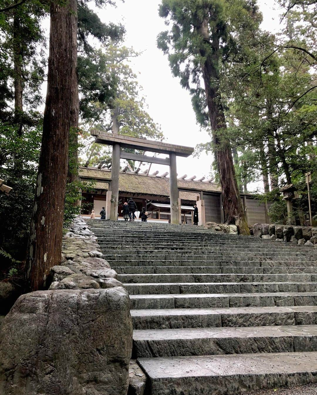 Manaさんのインスタグラム写真 - (ManaInstagram)「🐾⛩🎍 伊勢神宮へ幸先詣に行ったときの💕 全身コーデをご紹介します😊 . 仕事にもプライベートにもお洒落につかえる シンプルなファージャケット、重宝してます❤︎ . レースアップブーツは フォロワーさんからも多くご質問いただきました 今季のランバンです🐶 L字のカットがポイントでお気に入り♪ . . . この日は年末だったこともあり 伊勢神宮も空いていました。。😌 閑かでより一層、神秘的でした✨✨ . . . . Jacket：#rienda Bag：#louisvuitton Hat：#ca4la Boots：#lanvin . . 明日からお仕事始めの方が多いのではないでしょうか🌸 健康に気をつけて今年も頑張りましょうね(∗ ˊᴗˋ ∗) . . . . #伊勢神宮 #伊勢神宮内宮 #伊勢神宮おかげ横丁 #おかげ横丁 #お伊勢さん #おかげ横丁食べ歩き #食べ歩き #初詣 #幸先詣 #あったかコーデ #冬コーデ #ジャケットコーデ #ブラックコーデ #モノトーンコーデ #ファーコート #ミニスカート #カジュアルコーデ #きれいめカジュアル #きれいめコーデ #仕事始め #今年も宜しくお願いします #管理栄養士」1月3日 22時03分 - mana.tcy