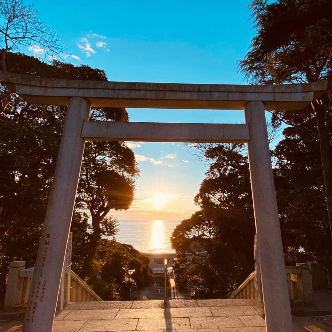 のインスタグラム：「大洗磯前神社の⛩鳥居から日の出が昇る時の画像です。運気アップの待ち受けにどうぞ。 #大洗磯前神社  #日の出  #鳥居と日の出  #待ち受けにどうぞ  #運気アップ画像  #開運画像」