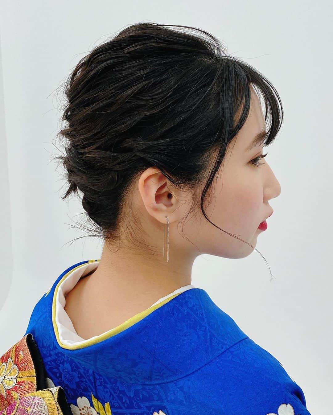 上野優華さんのインスタグラム写真 - (上野優華Instagram)「あけましておめでとうございます。 今年もしっかり音楽と、自分と向き合う1年にします。  今朝の徳島新聞に掲載されたネッツ徳島さんの全面広告で振袖を着て撮影させていただきました。  よい1年になりそう。 今年も皆様よろしくお願いします！  Photographer：勝間田大揮 Hair&Make-up：ayako higashikawa Stylist：丹澤瑞希 Designer：伊澤亮之  #ネッツ徳島 #ネッツトヨタ徳島 #公式アンバサダー #徳島 #2021 #振袖 #BLUE #青 #ヘアアレンジ #make #Hair  #着付け #coordinate」1月3日 22時05分 - yuukaueno0205