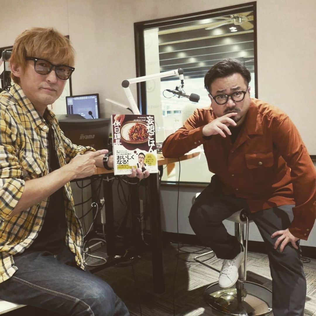 スガシカオのインスタグラム：「今夜もJ-WAVEの番組を聴いて頂きありがとうございました！！  課長とのドライブは本当に楽しくて、軽音楽部の先輩後輩みたいなノリになっちゃうんだよね！  それにしても、課長の妄想ごはんはおもしろいよ！  さてさて、来週はなんと！なんと！おれも大好きな『えんとつ町のプペル』の映画が話題です！キングコング西野亮廣さんとドライブです！ 10年以上ぶりの再会ですね、楽しみです！」