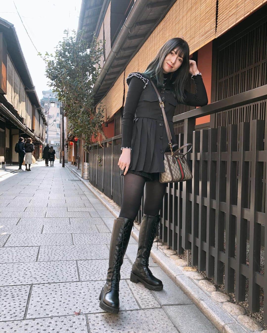 日下部美愛のインスタグラム：「真っ黒マン🖤🖤  #photo #japan #model #me #hair #fashion #fashionblogger #makeup  #followme #instagood #camera #instadaily #dailylook #한국 #맞팔 #사진 #데일리 #裾カラー #裾カラーブルー #グラデーションカラー #韓国ヘア」