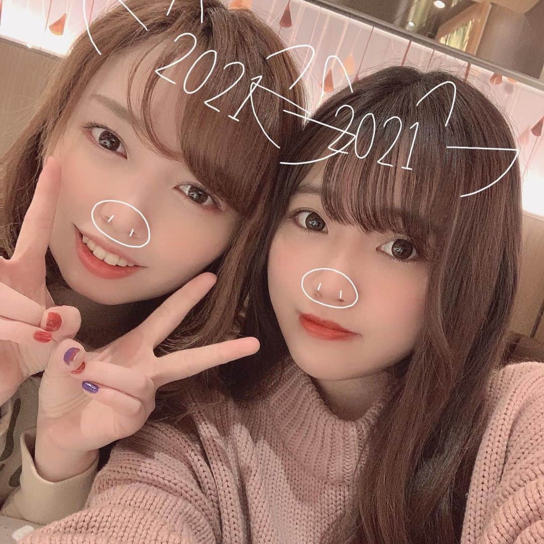 Riicoのインスタグラム：「火鍋であけおめことよろした🐮❤️ 地元の後輩まなこ🥺 何年経っても仲良し〜♬ 喋り倒した！笑 楽しかったああ❤︎ 今年もよろしくね〜〜💫 ・ ・ #あけおめ #うしどし🐮❤︎ #先輩後輩」