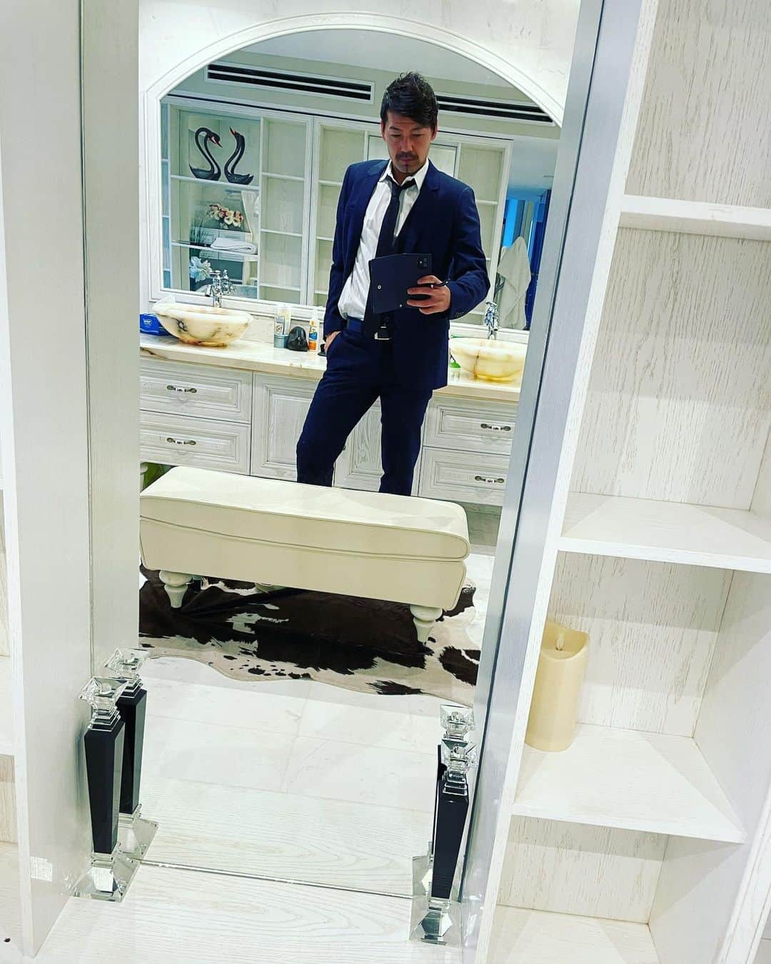 松井大輔のインスタグラム：「久しぶりにスーツきました。  The first suit to come to Vietnam  #saigon  #hochiminhcity  #vietnam  #suit #fashion #style」