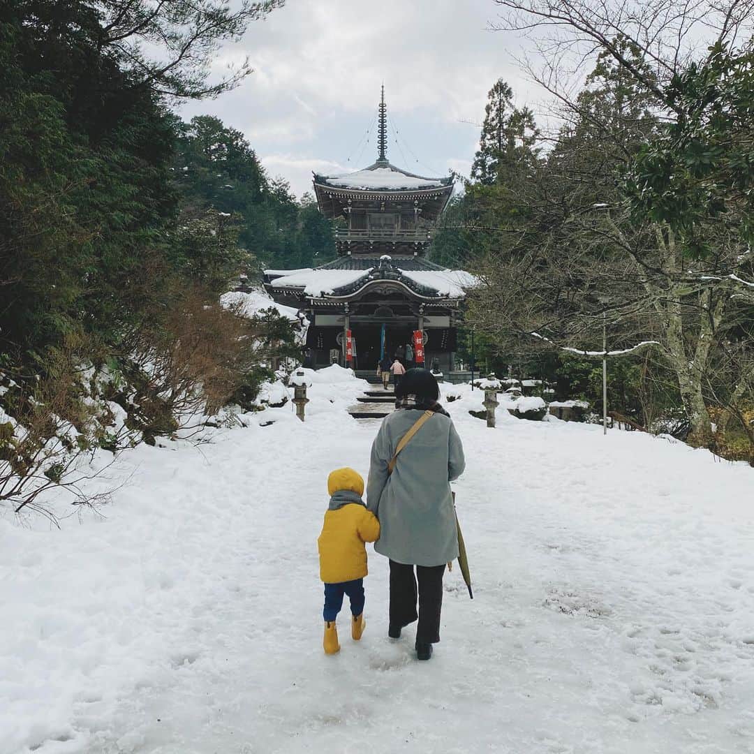 Takafumi Gotoのインスタグラム：「雪や雨が降り続いた今日。少しの晴れ間を狙って如意寺さんへ初詣。妻が「やっぱり三が日の内に初詣へ行くとスッキリする」と言ったけど、たしかにその通りだなあと感心した。」