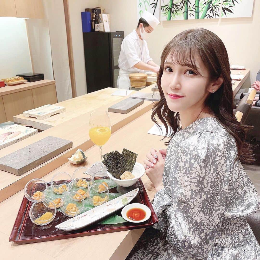 五十嵐茉優さんのインスタグラム写真 - (五十嵐茉優Instagram)「ㅤ 年末は @sushi_oumi_aoyama さんで 美味しいお寿司を頂きました🍣 ㅤ 雲丹の食べ比べもあって満足すぎる 内容だった、、、 写真にあるお寿司だけじゃなくて 他にもあったんだけど ぱくぱく食べちゃって写真忘れてた🥲 ㅤ お寿司って本当幸せな気持ちになれるよね🥺 大将もとっても気さくで優しい方で 凄く充実してました♡また行きたいな〜♡ ㅤ ㅤ #鮨青海 #青山グルメ #表参道グルメ #骨董通り #鮨 #寿司 #ディナー #雲丹 #海鮮 #贅沢ディナー」1月3日 22時13分 - mau08us