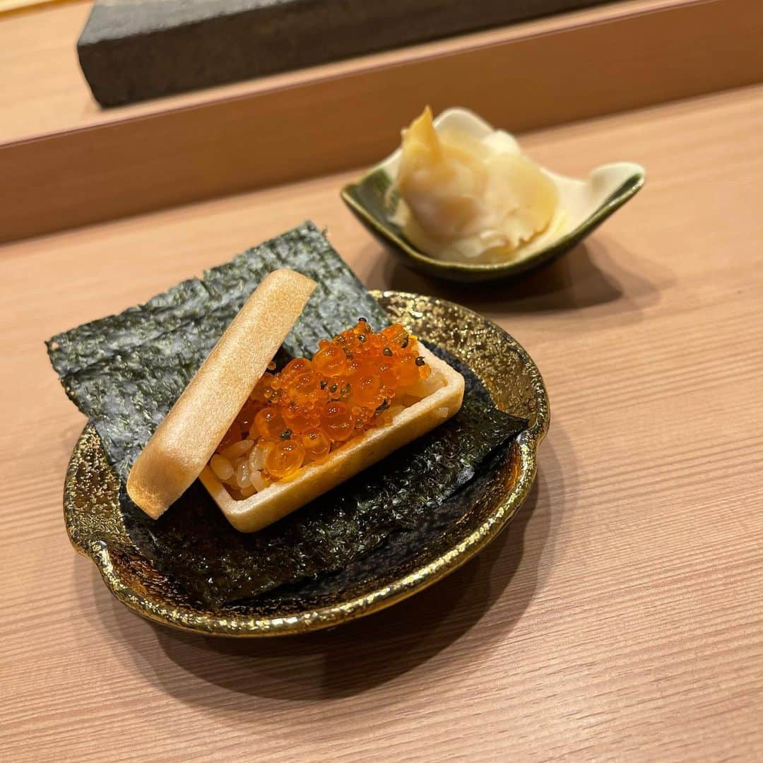 五十嵐茉優さんのインスタグラム写真 - (五十嵐茉優Instagram)「ㅤ 年末は @sushi_oumi_aoyama さんで 美味しいお寿司を頂きました🍣 ㅤ 雲丹の食べ比べもあって満足すぎる 内容だった、、、 写真にあるお寿司だけじゃなくて 他にもあったんだけど ぱくぱく食べちゃって写真忘れてた🥲 ㅤ お寿司って本当幸せな気持ちになれるよね🥺 大将もとっても気さくで優しい方で 凄く充実してました♡また行きたいな〜♡ ㅤ ㅤ #鮨青海 #青山グルメ #表参道グルメ #骨董通り #鮨 #寿司 #ディナー #雲丹 #海鮮 #贅沢ディナー」1月3日 22時13分 - mau08us