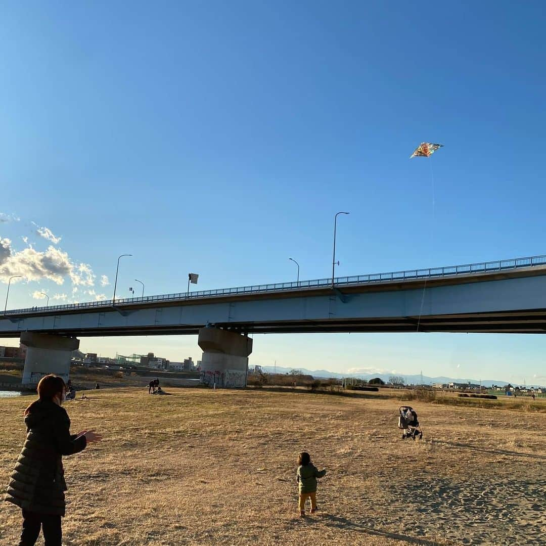 佐川愛果さんのインスタグラム写真 - (佐川愛果Instagram)「今年の三ヶ日は旭川市のふるさと納税で頼んでいたお節料理を食べ、凧揚げたり牧場行ったり公園行ったりして家族で過ごしました🎍 お雑煮だけ作ってあとは楽出来るって最高～😍来年も絶対ふるさと納税でお願いしようと決めた！ 凧揚げ、今は凧じゃなくてカイトって言うんだね～(笑)風に乗ると気持ちよくて私がハマった！来年は息子と木のコマを作りたい！  そして来年こそは息子に雪を見せたいから仙台帰省できるといいな～☺毎年初詣は明治神宮に行ってたけど、今年はおうちの近くの神社にお詣りに行きました！ 今年は色々変化の年になりそう～⛩️  #ふるさと納税 #お節料理 #おせち料理 #三ヶ日 #旭川市ふるさと納税」1月3日 22時15分 - aika728sagawa