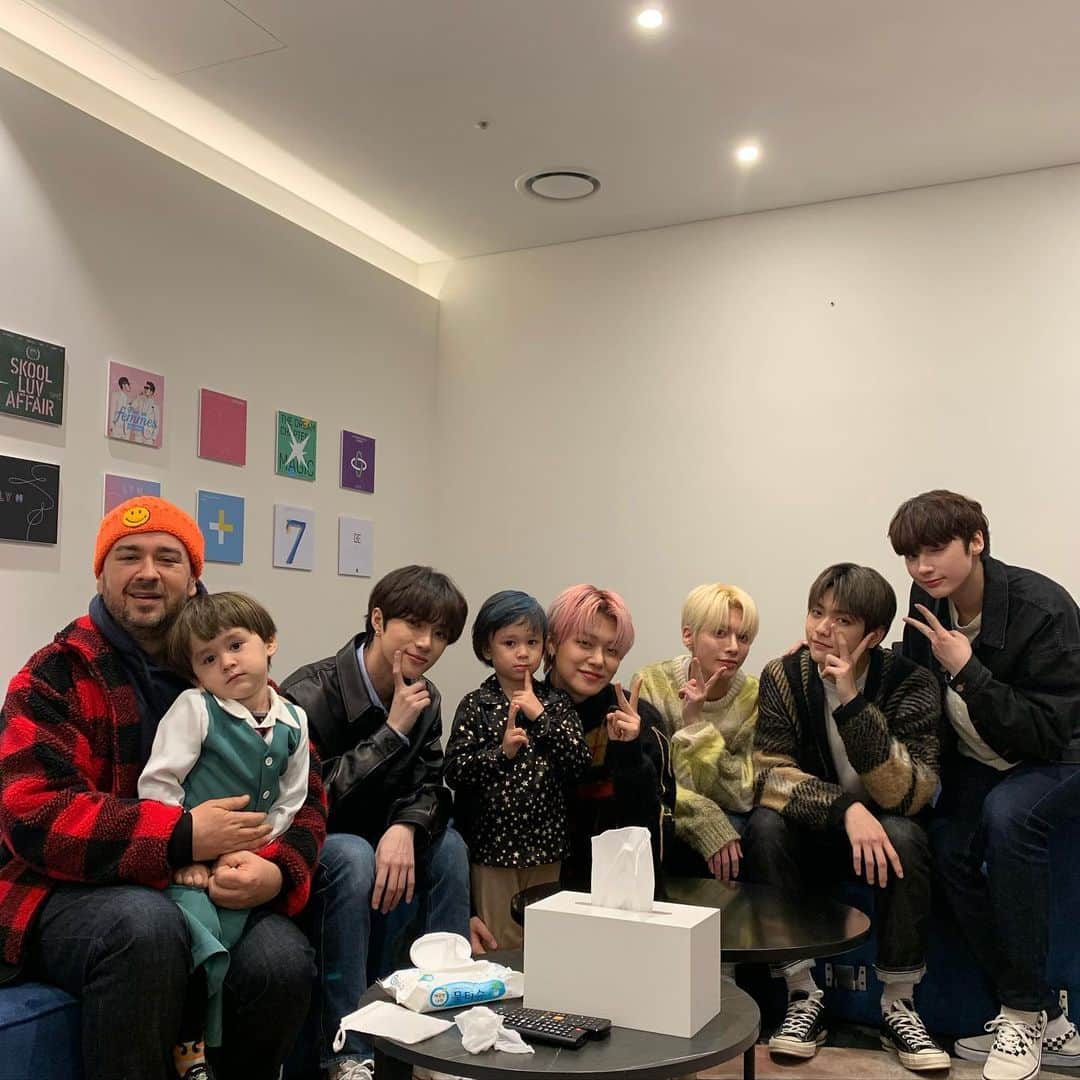 サム・ハミントンのインスタグラム：「우리 TXT 진짜 너무 멋지다! 윌벤 계속 형아들 얘기하고 매일 열심히 안무 연습과 노래 연습하고 있네. 앞으로 계속 응원한다! 고마워!  TXT, you guys are awesome! Will & Ben have been talking about you non stop and are singing and dancing to your music everyday! Keep up the good work, thanks」