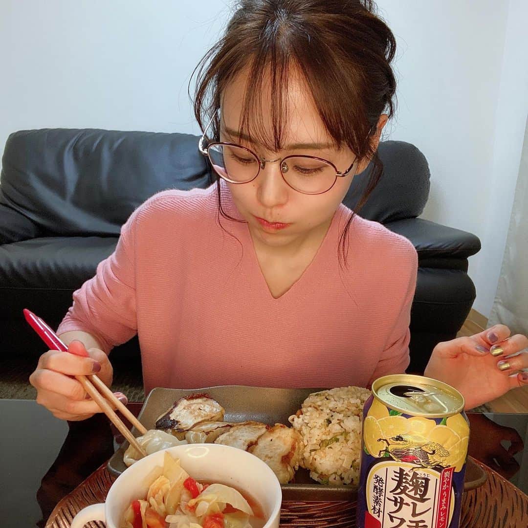 りーまるさんのインスタグラム写真 - (りーまるInstagram)「ズボラ主婦の味方🦸‍♂️✨ スワイプしてね▶︎▶︎▶︎ ・ ・ 冷凍餃子🥟🥟🥟 ・ ・ 「なんか一品足りないなぁ。」 ってのあるあるだと思うんですが 冷凍餃子あるだけで結構変わりますよね🤣？ （多くの主婦が頷いてくれると信じてます！笑） ・ ・ スーパーの冷凍餃子も大好きなんですが、 たまには味変したくて @goto.nikujiru.gyoza  を食べてみました🍺✨ ・ ・ 「好きな数焼ける」 というのがおすすめポイント！ 味は結構濃いめだったので お酒のあてや、 これをおかずにご飯食べるくらいの人におすすめです✍️ ・ ・ 普段薄味派の私は チャーハンではなく白飯で食べればよかった…！ と思うくらい味がしっかりでした🐶✨ ・ ・ ・ ちなみにこの日のメニューは 作り置きスープと ほぼ野菜チャーハンと 餃子と チューハイ🤣🍺 ・ ・ 毎日ご飯作るって 意外と疲れると思うので、 こういうの頼るのも アリだと私は思ってます🥰✨ ・ ・ #りーまるグルメ #取り寄せグルメ  #餃子 #肉汁餃子 #イベリコ豚 #餃子好きな人と繋がりたい　  ・ ・ #食べるの好きな人と繋がりたい #美味しいもの好きな人と繋がりたい #飯テログラム #餃子好き#グルメ女子#グルメ好きな人と繋がりたい #おうちごはん#恵比寿デート#飯テロ#東京グルメ #たべすたぐらむ #夜食#ズボラ飯 #冷凍餃子#おいしいもの好きな人と繋がりたい #レモン酎ハイ#麹レモンサワー#お取り寄せ#お取り寄せグルメ」1月3日 22時25分 - riii_maru162cm