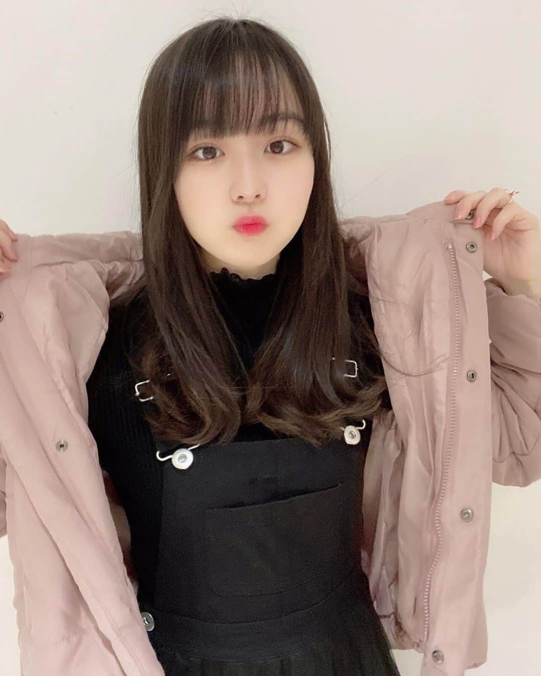 高田もものインスタグラム：「. 今日は髪を外ハネにしてみたぁぁあ！ . どう？ . あと、前とても気に入ってて毎日使ってた口紅を久しぶりに塗ったんだ〜💄 . かしこ . #高田もも #かしこってなに #かしこ #かみやど #ひらがなかみやど #あいどる #アイドル #idol #japaneseidol #ysl #ysl💄 #アウター #blackoutfit #外ハネ #instagood #instagram #ミスid2021 #ミスid #ネイル #髪型 #前髪」