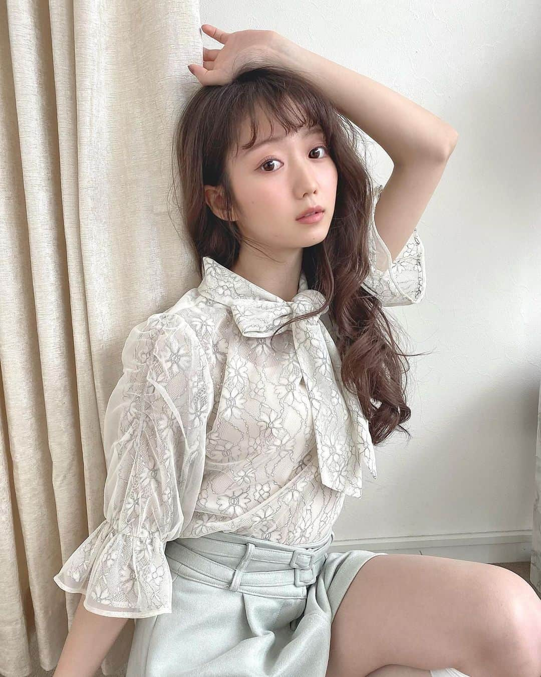 大谷映美里さんのインスタグラム写真 - (大谷映美里Instagram)「🦢 ㅤㅤㅤㅤㅤㅤㅤㅤㅤㅤㅤㅤㅤ お嬢様ブラウス🤍（ #tittyandco ） ㅤㅤㅤㅤㅤㅤㅤㅤㅤㅤㅤㅤㅤ ベージュは上品で可愛い🍨🧸 ピンクは甘めだけど くすんだカラーだから大人可愛い🎀 ホワイトは王道ーーー♡🐰🐇💭 ㅤㅤㅤㅤㅤㅤㅤㅤㅤㅤㅤㅤㅤ  女の子も男の子もどのカラーが好き？ ブラウスって1枚あると便利だよね🎶 パンツに合わせたり、シックにもカジュアルにも👼🏻 ㅤㅤㅤㅤㅤㅤㅤㅤㅤㅤㅤㅤㅤ みんなからの可愛いのお言葉ほんとにウレシイです🍑✨ 早速予約してくださった子、ありがとうございます🤍 ㅤㅤㅤㅤㅤㅤㅤㅤㅤㅤㅤㅤㅤ」1月3日 22時23分 - otani_emiri