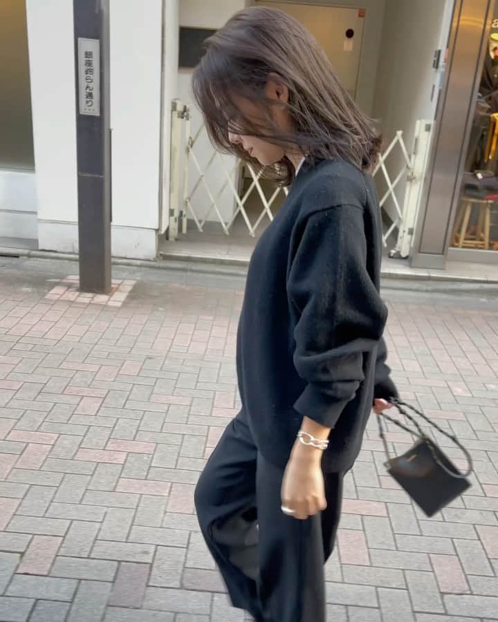 のインスタグラム：「大人気動画 「まこ散歩」 @__macoto  今年もよろしくお願い致します👀✨  #ボブ #ボブヘア #ライフスタイル #セミロング #ミディアムヘア #セミディ #デジタルパーマ #前髪カット #小顔ヘア #ミディアム #トリートメント #イメチェン #髪質改善 #外国人風 #美少女 #パーマヘア  #東京 #Tokyo #銀座 #Ginza #美容院 #美容室 #youtube #vlog #撮影  #发型 #微博 #小红书 #wechat」