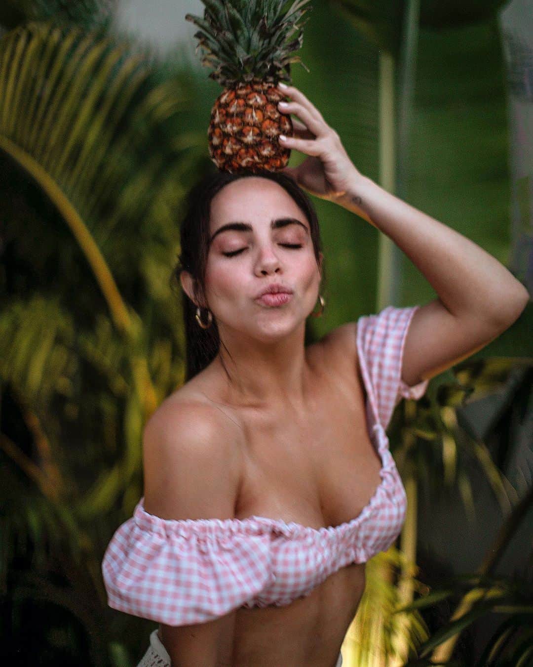 Katy Esquivelのインスタグラム：「A pineapple a day keeps the worries away🍍  🔑 @beachpleasetulum 🏠 @cieloazultulum  👙 @capittana」