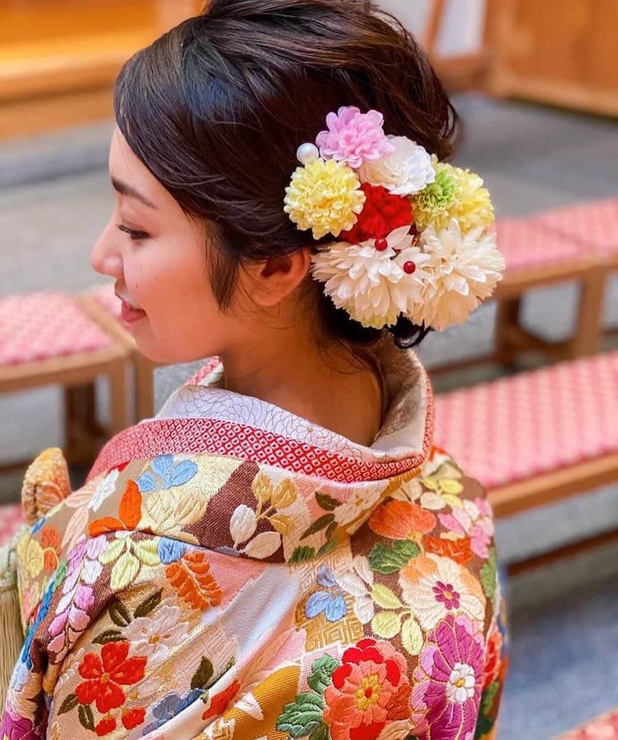 荒谷江莉香のインスタグラム：「. 毎年恒例！！！ ブライダルのお仕事で 仕事始めでした🎍🐄🌅 . カラフルな色打掛で とっても明るい気持ちになれました♪ . ということで2021年も 楽しい一年になりますように！ 宜しくお願い致します❤️」