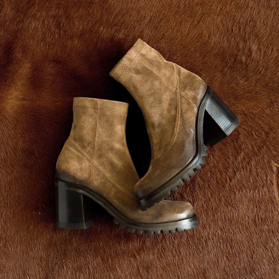 アルベルトファッシャーニのインスタグラム：「Double tap if you are a fan of stretch-suede chunky boots.⁠ Perfectly wrapping, extremely bold to get some inches!⁠ ⁠ AMINA 58003⁠ ⁠ #albertofasciani #suedeboots #chunkyboots」