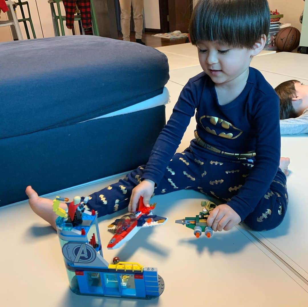 サム・ハミントンのインスタグラム：「요즘 집콕 하니 이렇게 놀지. How we’ve been passing time while at home」