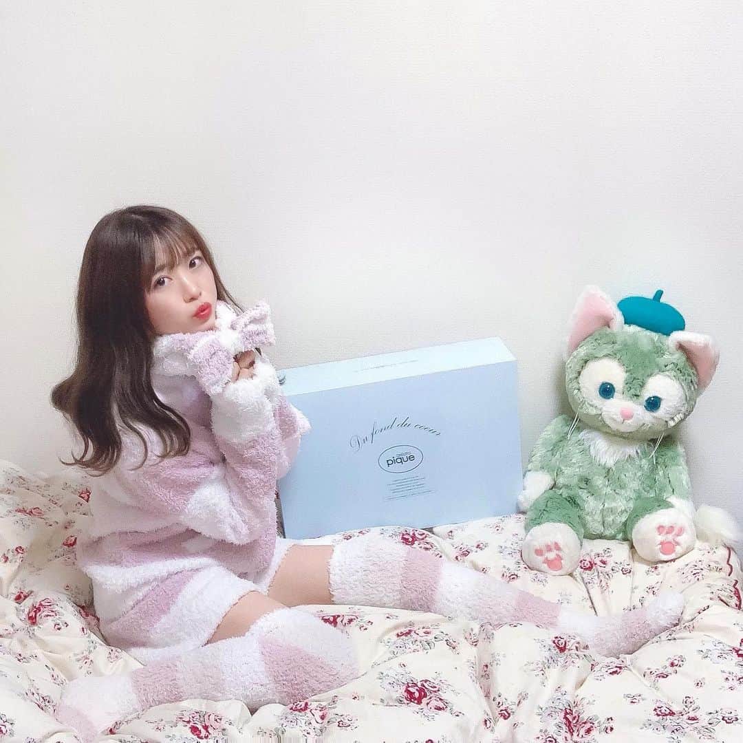 Kanaのインスタグラム：「ㅤ ㅤ 素敵なプレゼントを いただいてしまった〜🥺💕💕 ㅤ ㅤ ㅤ 可愛いルームウェアって めちゃくちゃ気分上がるね🎠💭🤍💫 ㅤ ㅤ 良い夢見れそうだっ🌜💓💤 ㅤ ㅤ ㅤ ㅤ ㅤ ㅤ ㅤ #ジェラートピケ #ジェラピケ #部屋着 #ルームウェア #ルームソックス #ヘアバンド #ジェラトーニ  #gelatopique #roomwear #loungewear #gelatoni #duffyandfriends」