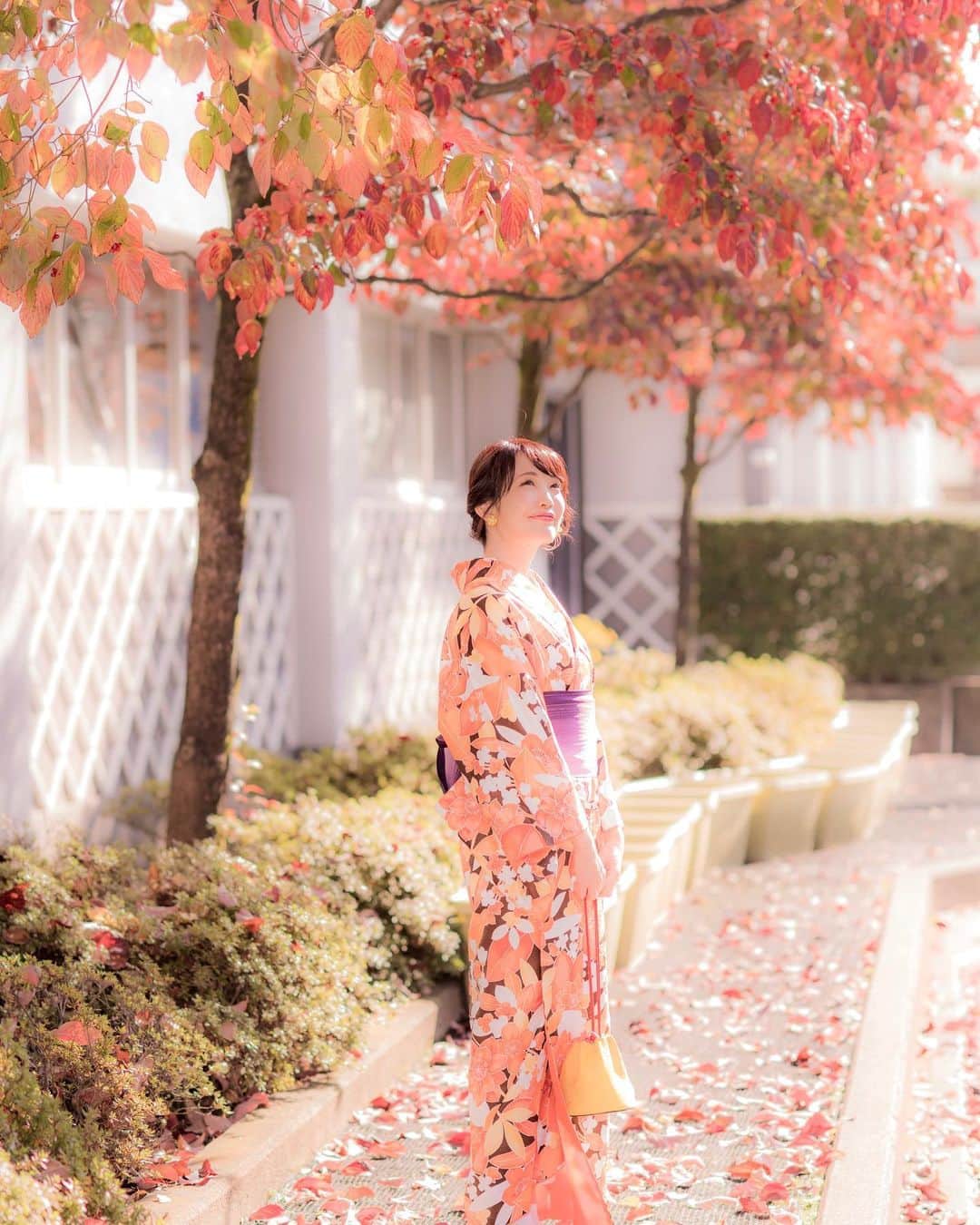 のインスタグラム：「👘🍁👘🍁﻿ ﻿ お正月は毎年家族で京都に初詣に行くのが﻿ 恒例だけど、今年は行けないので😢﻿ ﻿ 京都じゃなくて川越での﻿ 過去の着物撮影データ✨👘﻿ ﻿ 紅葉の色合いと、﻿ オレンジの着物との雰囲気ぴったり🧡🍁﻿ ﻿ ﻿ #着物#和装#和装ヘアメイク#和服#和装モデル#お正月#川越#kimono」