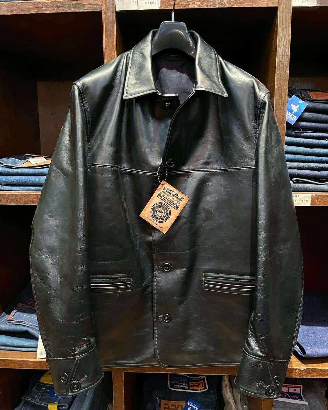 大川知英のインスタグラム：「Wolf by SideWinder horsehide leather Carcort 🎩 大人の魅力を引き出すジャケット👨🏾 僕..から..俺..なる🚬いつか着たい🧥 #wolfbysidewinder #horsehide #leather #carcort#大人の魅力を引き出すジャケット #僕けら俺に#撃シブ#fakeα#amecajiboys #takatsubase#アメトイ部#captain」