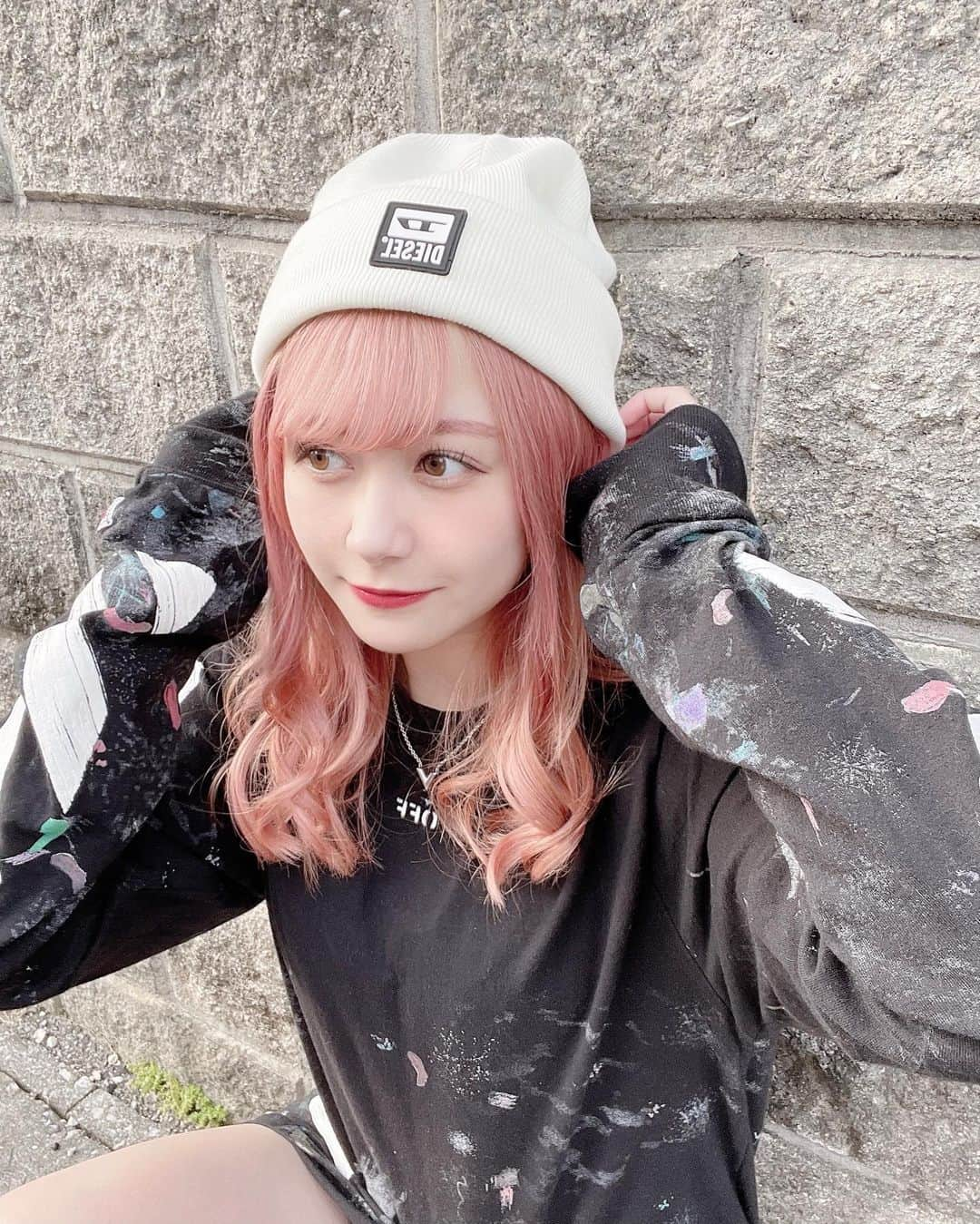 兼次桜菜のインスタグラム：「最後の残り1つだったDIESELニット帽🥰」