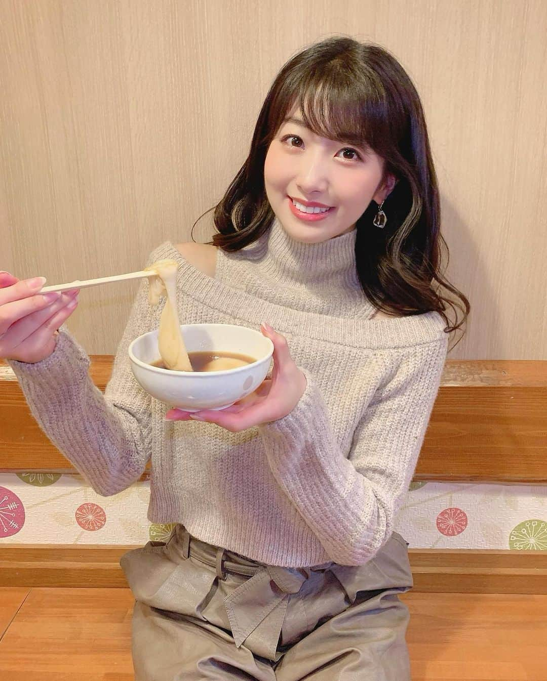 関根ささらさんのインスタグラム写真 - (関根ささらInstagram)「お餅🍵🍡🎍♡ . . 鶯谷にある #お餅と日本茶の専門店月光 に行きました♡ 「どんぶりもち」を食べたよ🙏💗 . . お餅がめちゃくちゃ柔らかくてめーーーっちゃくちゃのびた！！！！！✨✨きな粉餅が人気みたいなのでまた行きたいなぁ、、、！♡ . . この日顔浮腫みすぎてて大変じゃ……😹😹🙏 . . #お餅 #おもち #お正月 #正月 #happynewyear #新年 #謹賀新年 #餅 #omochi #mochi #gekko #鶯谷 #鶯谷カフェ #uguisudani #鶯谷グルメ #カフェ #カフェ巡り #カフェスタグラム #純喫茶」1月3日 22時39分 - sasarasekine