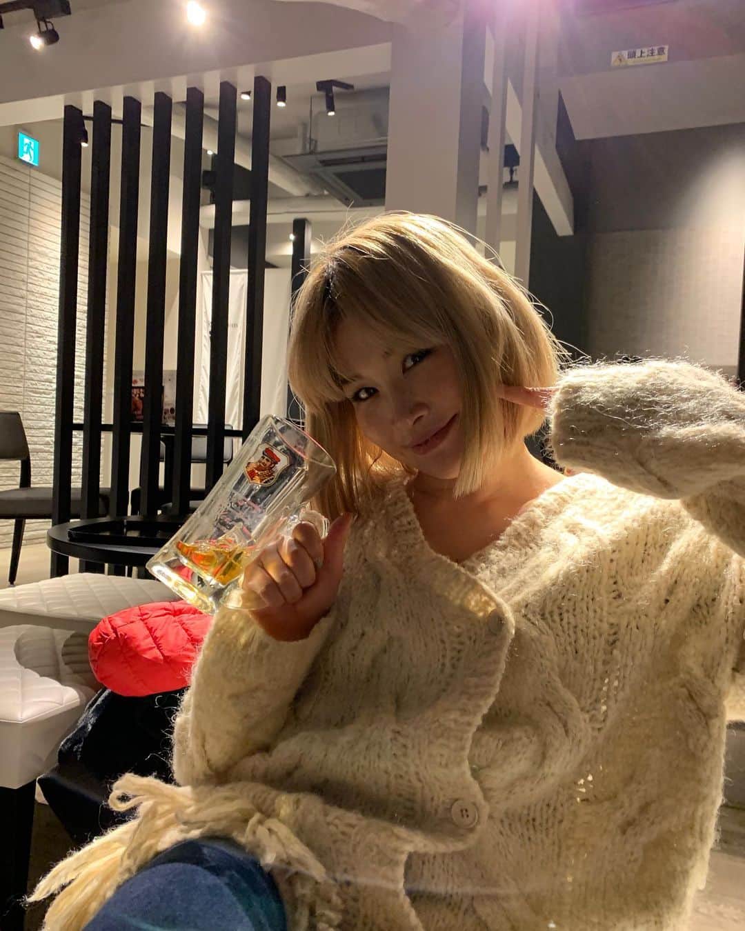 HARUKA MUTOのインスタグラム：「photo by HIMARI🌻🧡  娘が撮ってくれた記念日☺️ 嬉しいなぁ。 ありがとう♡愛してる♡ @nikonikohimari 👩‍👧  #愛娘 #no加工で #親バカ #成長が嬉しいんですよ #ジョッキはビールではなくウーロン茶です」