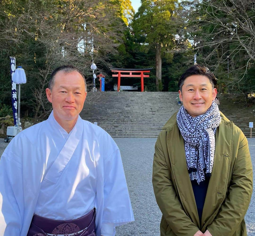 下山英哉さんのインスタグラム写真 - (下山英哉Instagram)「テーマは 『いつもと違う初詣』⛩  霧島神宮・禰宜 赤﨑大和さんに伺いました！  正月の縁起物や熊手、破魔矢などは 特別に2月末まで授与するそうです！  100年ほど前に スペイン風邪が流行した時の 疫病退散のお札を作った版木を使い 護符の復刻版を製作したお話など☺️  天孫降臨の地は 清々しい空気に包まれていました^_^  #霧島神宮 #天孫降臨 #いつもと違う #初詣 #赤﨑大和　さん #禰宜 #縁起物 #熊手 #破魔矢 #2月末まで #分散参拝 #100年ほど前 #護符 #復刻版 #mbc1ch #mbcradio #mbcラジオ #ゆうぐれエクスプレス #下山英哉 #パーソナリティ #アナウンサー #announcer  #kagoshima #kirishima」1月3日 22時42分 - shimoyama.hideya