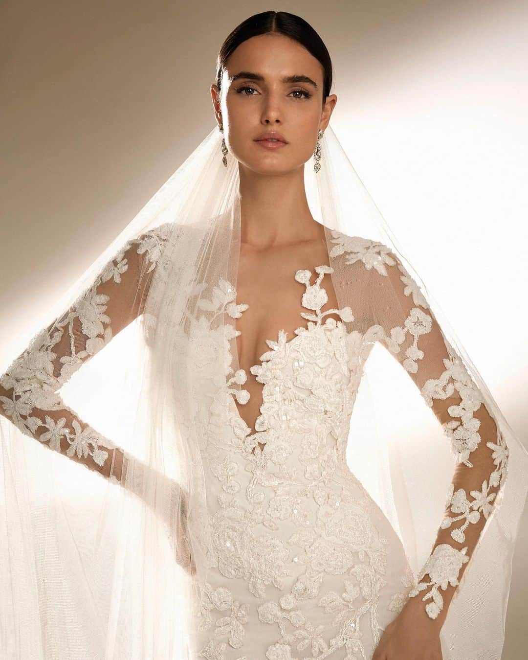 Pronoviasさんのインスタグラム写真 - (PronoviasInstagram)「Unique Rocio and its sensational lace. Discover the New #AtelierPronovias Collection at your nearest #Pronovias. Book your appointment on the link in bio.」1月3日 22時52分 - pronovias