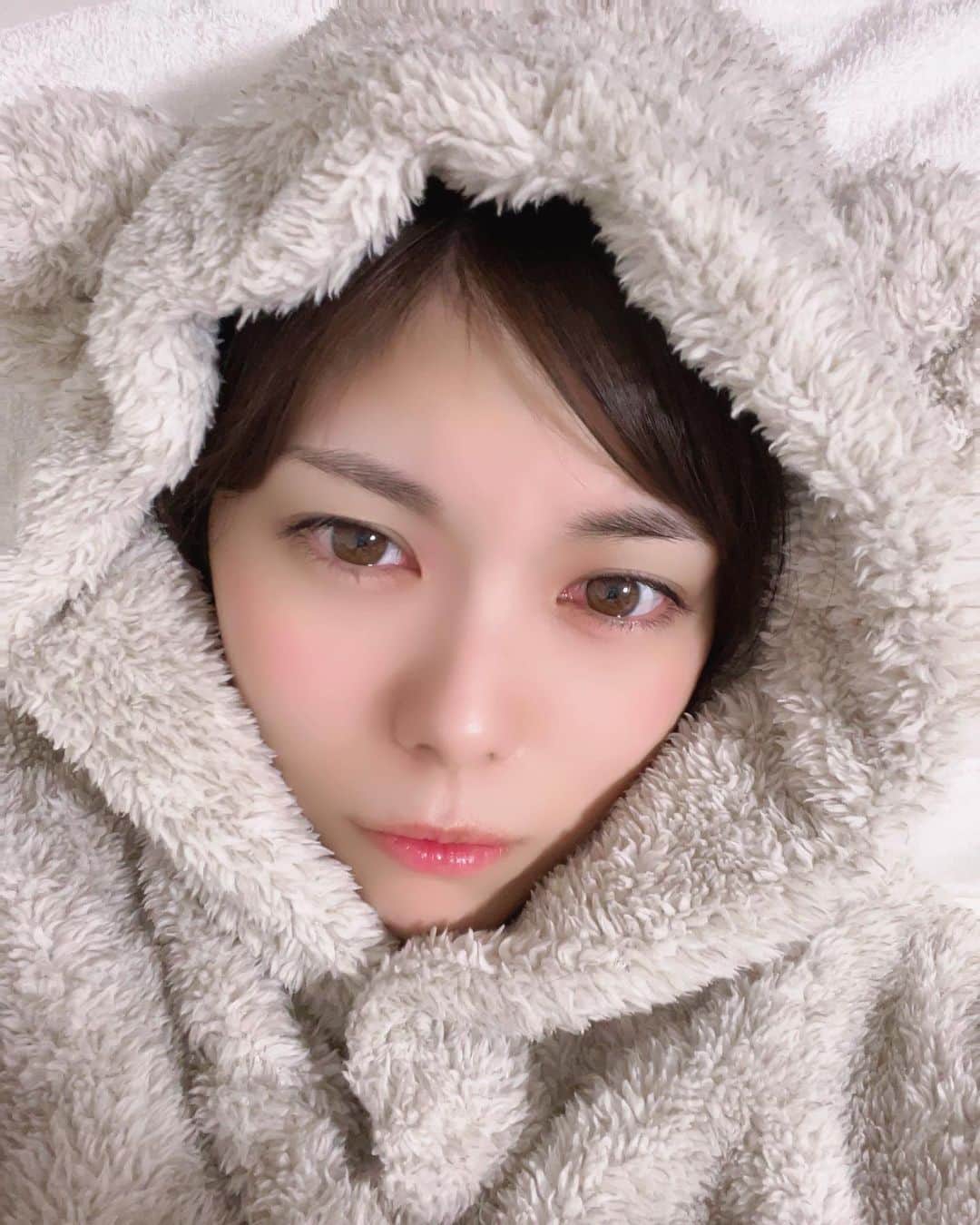熊林保奈美のインスタグラム：「* . 年越しから一歩もお家から出ずに 三ヶ日が終わる〜  見事なまでの冬眠。  明日から動き出します🐻 . * #レースクイーン #RQ #モデル #撮影会モデル #ポートレートモデル #サロンモデル #熊林保奈美 #道産子 #Japanesegirl #paddokgirls #pitgirl #instalike #selfie #selca #gu」