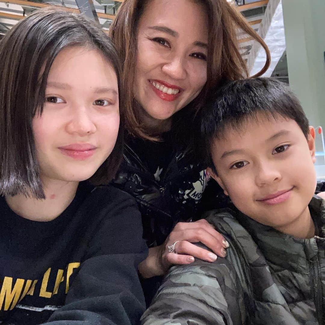 増山敬子のインスタグラム：「さぁ、冬休み終わる前に、 自分の頭の中を書き出しを 今年はちゃんと子供達とやるぞー！ なかなか三人で写真を撮る事が 少なくなってくるお年頃、 写真の半分が変顔過ぎて 使えない件😂」