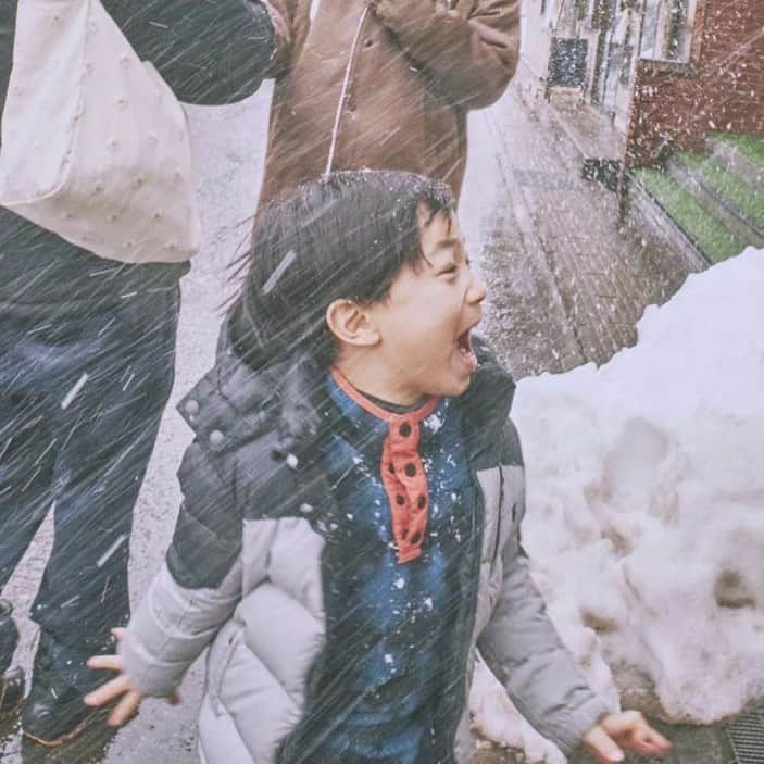 新原愛加のインスタグラム：「😂 . . . #カンタ成長記録 #雪 #5歳 #5歳男の子 #男の子ママ」