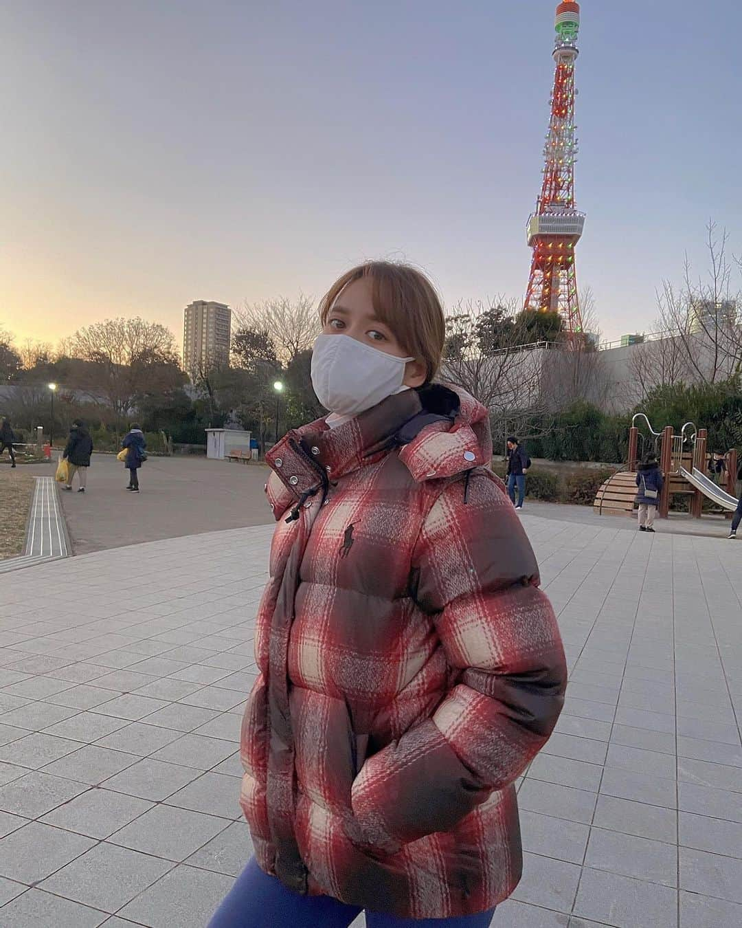 野崎萌香さんのインスタグラム写真 - (野崎萌香Instagram)「冷たい風が気持ちいい2021🗼  Thank you for the down jacket❤️ @poloralphlauren」1月3日 22時46分 - moeka_nozaki