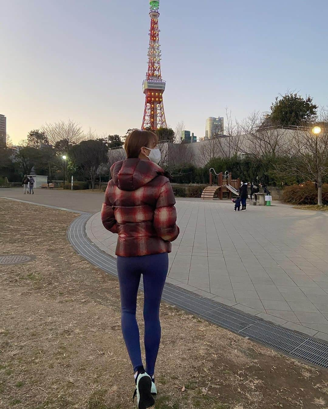 野崎萌香さんのインスタグラム写真 - (野崎萌香Instagram)「冷たい風が気持ちいい2021🗼  Thank you for the down jacket❤️ @poloralphlauren」1月3日 22時46分 - moeka_nozaki