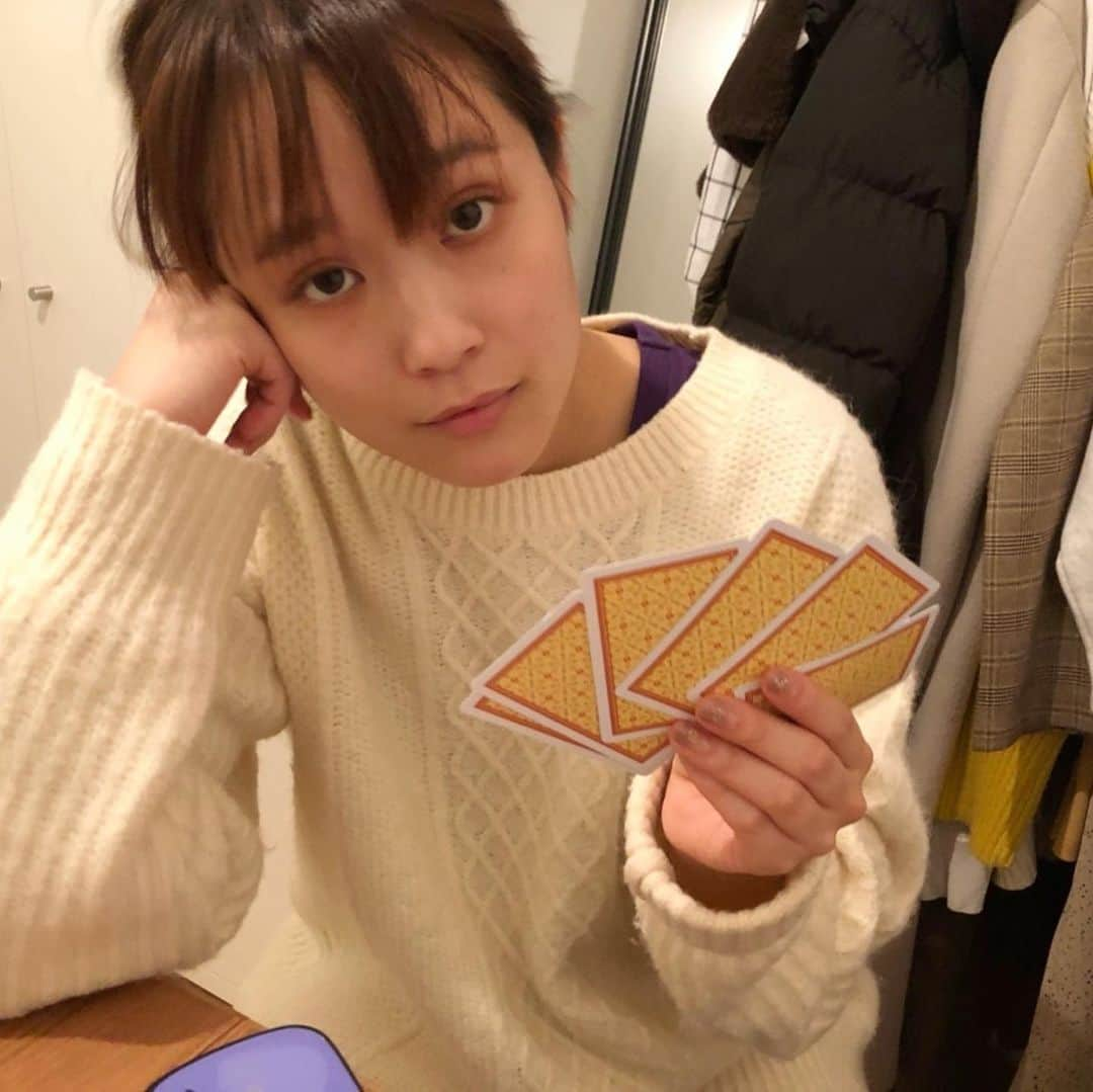 ゆうりさんのインスタグラム写真 - (ゆうりInstagram)「・ あけましておめでとうございます！ 2021年もどうぞ何卒宜しくお願いします🤲 ・ ・ 去年は本当に本当に コロナにはじまり 色んな環境の変化や 体の変化に揺れに揺れた ホルモンバランス大崩壊祭りを 開催していました笑笑 良いことも沢山あったけど その倍はしんどかっなぁ〜〜笑笑 ・ ・ でも一生忘れられない1年になったと思うと それはそれで良い経験が できたんじゃないかな？って 思ったりしてます✌︎ ・ ・ ・ そんなわけで今年の目標は じっくり今月中に 考えていきたいと思います！ 考えたり感じたりが 多すぎて去年は爆発したので 今年は自分を労ってやりたいなと←w ・ ・ ・ ・ 今年も会社員として YouTuberとして どちらも自分の納得のいくよう 全力出してやっていきます！ そのために、時には 私の弱弱メンタルを 受け止めていただければな！ と思います(図々しいw ・ ・ ・ いつも皆さんありがとうございます！ 今年もお互いに持ちつ持たれつで やっていませんか？笑笑 やっていきましょう！ ・ ・ ・ ・ 【★★重大事実★★】 明日から、仕事始め(ウォウウォウ ・ ・ ・ ・ #写真は年始にホームパーティーをした図 #大富豪数億年ぶりにして悔しくて睨むの図 #楽しさに気づいた #帰省はできなくてなんだか切り替えスイッチ押せてないけど #みんなもそうだしだから支え合って乗り越えたお正月だったよね #ずっと休みたい気持ちもあるけども #それでも私たちは経済を回すんだよね #偉すぎで泣ける #ありがとうお正月休み #ありがとうみんな #明日も今年も生きてく #お正月 #大富豪 #最後の写真は去年年末めちゃくちゃテンアゲした写真です添えておきますw」1月3日 22時48分 - i_am_yuurich