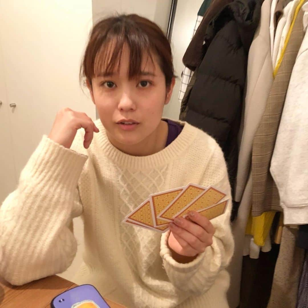 ゆうりのインスタグラム：「・ あけましておめでとうございます！ 2021年もどうぞ何卒宜しくお願いします🤲 ・ ・ 去年は本当に本当に コロナにはじまり 色んな環境の変化や 体の変化に揺れに揺れた ホルモンバランス大崩壊祭りを 開催していました笑笑 良いことも沢山あったけど その倍はしんどかっなぁ〜〜笑笑 ・ ・ でも一生忘れられない1年になったと思うと それはそれで良い経験が できたんじゃないかな？って 思ったりしてます✌︎ ・ ・ ・ そんなわけで今年の目標は じっくり今月中に 考えていきたいと思います！ 考えたり感じたりが 多すぎて去年は爆発したので 今年は自分を労ってやりたいなと←w ・ ・ ・ ・ 今年も会社員として YouTuberとして どちらも自分の納得のいくよう 全力出してやっていきます！ そのために、時には 私の弱弱メンタルを 受け止めていただければな！ と思います(図々しいw ・ ・ ・ いつも皆さんありがとうございます！ 今年もお互いに持ちつ持たれつで やっていませんか？笑笑 やっていきましょう！ ・ ・ ・ ・ 【★★重大事実★★】 明日から、仕事始め(ウォウウォウ ・ ・ ・ ・ #写真は年始にホームパーティーをした図 #大富豪数億年ぶりにして悔しくて睨むの図 #楽しさに気づいた #帰省はできなくてなんだか切り替えスイッチ押せてないけど #みんなもそうだしだから支え合って乗り越えたお正月だったよね #ずっと休みたい気持ちもあるけども #それでも私たちは経済を回すんだよね #偉すぎで泣ける #ありがとうお正月休み #ありがとうみんな #明日も今年も生きてく #お正月 #大富豪 #最後の写真は去年年末めちゃくちゃテンアゲした写真です添えておきますw」