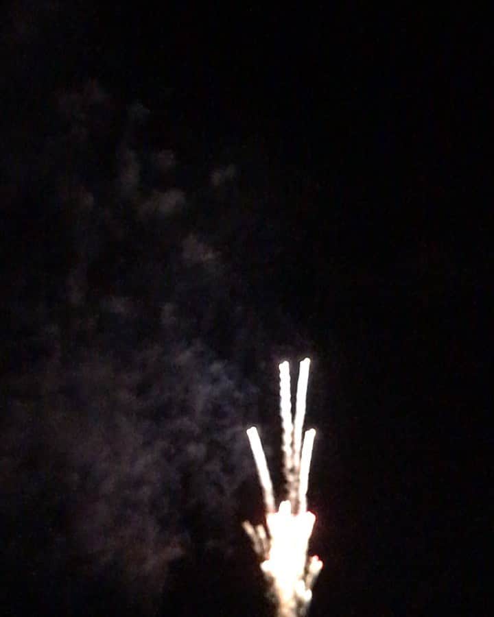 Kayoのインスタグラム：「✨年越し花火✨ 久しぶりの綺麗な花火♡ 食べ続け、録画見まくり、うん十年ぶりに凧揚げしたお正月が終わってしまうう ・ ・ #okinawa #fireworks #花火 #年末年始 #お正月 #あっという間 #なのに #太る #動画」
