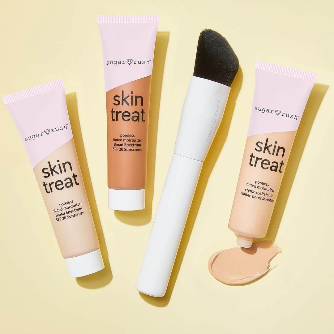 Tarte Cosmeticsさんのインスタグラム写真 - (Tarte CosmeticsInstagram)「Our @sugarrush skin treat #vegan poreless tinted moisturizer Broad Spectrum SPF 20 just got a 2021 ✨GLOW UP✨ This low-maintenance multitasker is an all-in-1 moisturizer, makeup & SPF! 🙌  ✨ whipped, mousse-like formula with natural matte finish ✨ medium-buildable, comfortable coverage shows love to dry, winter skin  ✨ diamond powder helps blur imperfections & diffuse light ✨ smooths, hydrates & evens tone for a skin-like finish  ✨ oil-free formula controls shine & won’t clog or accentuate pores ✨ best applied with fingers or our NEW power smoother vegan brush for a natural-looking, streak-free finish Shop now on tarte.com (FREE shipping on all US orders)! #crueltyfree #rethinknatural #sugarrush #sugarsquad」1月3日 23時00分 - tartecosmetics