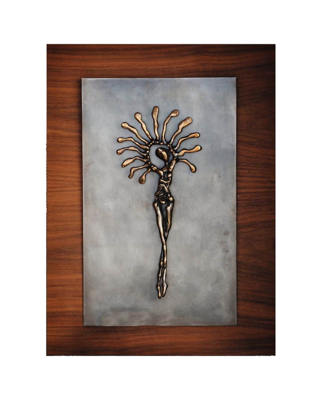 のインスタグラム：「“The reason we wake up in the morning is that we hope something wonderful is going to happen. Angels embody that something wonderful.”— #DavidYurman   --   Shown, Sundancer, one of David’s many angel sculptures in bronze.」
