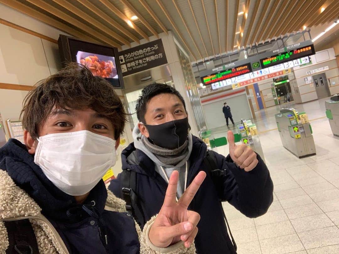 のインスタグラム：「春高バレー1月5日に開幕です。自分は今年で4回連続4回目の実況担当。今年は、男子の3回戦までを担当できることになりました！ 1月5日(火) 1回戦 大分南vs土浦日大 1月6日(水) 2回戦 松本国際vs1回戦の勝者 1月7日(水) 3回戦 なんと松本国際を担当するのは2年連続です！去年取材した選手も元気にやっていて、こちらも嬉しくなりました😊（写真は去年3位になったあとの選手たち）これも何かの縁ですね。長野放送の松山航大アナも事前取材の際に色々とありがとうございました！さあ、いい感じに緊張してきました。選手たちの気迫に負けないぐらい自分も頑張ります。 #春高バレー  #春の高校バレー  #春高  #大分南  #土浦日大  #松本国際  #長野放送  #アナウンサー  #松山航大」