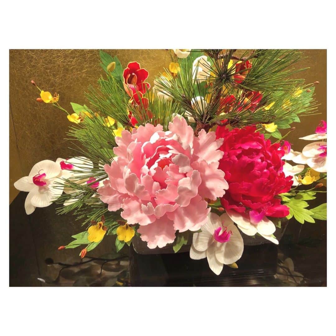 理絵さんのインスタグラム写真 - (理絵Instagram)「キレイなお花💗って近づいて見たらお菓子だってコレ❕  #工芸菓子 #お菓子 #flowers #花 #꽃 #fiore #japan #tokyo #和菓子」1月3日 22時53分 - ____rie____