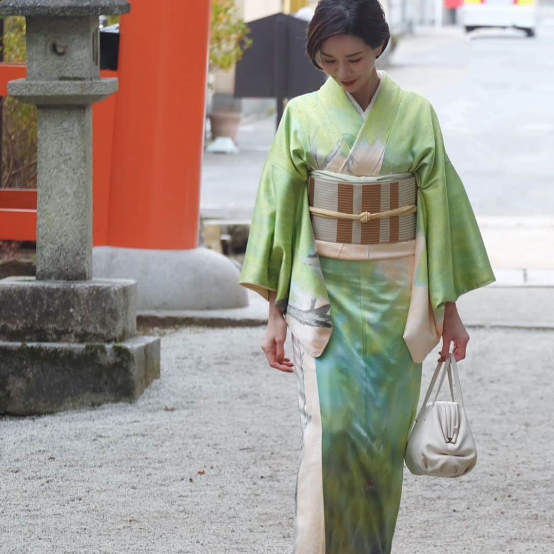 j.chikaのインスタグラム：「🎍✨﻿ ﻿ 明けましておめでとうございます✨﻿ ﻿ ﻿ 2021年の元旦はお義母さんが一度しか袖を通していなかったお祖父さんの作品を着ました👘　 40年ほど前のもの。﻿ こうして世代を超えて着られる着物。﻿ 考えさせられること沢山。﻿ ﻿ 虹染の着物生地のマスクはお義母さん作。﻿ ﻿ バッグは昨年末に発売したコラボバッグ。﻿ 着物にも馴染みました😊﻿ @labagagerie_japon﻿ ﻿ ﻿ 今年はコロナで私の実家への帰省は控え移動もなかったし、出かけることもなく、ここ数年のお正月より、家族みんな一緒にゆっくりのんびりできました☺️ こんな時間がもてることに幸せを感じます❤️﻿ ﻿ ﻿ 2021年　皆さまと皆さまのご家族が﻿ 笑顔で穏やかに過ごせます様に✨﻿ ﻿ ﻿ 今年もどうぞよろしくお願い致します😊❤️﻿ ﻿ ﻿ #2021#新年明けましておめでとうございます#旧年中は沢山の愛をありがとうございました#初詣#お正月#着物#丑年﻿#保護犬ルイくん」