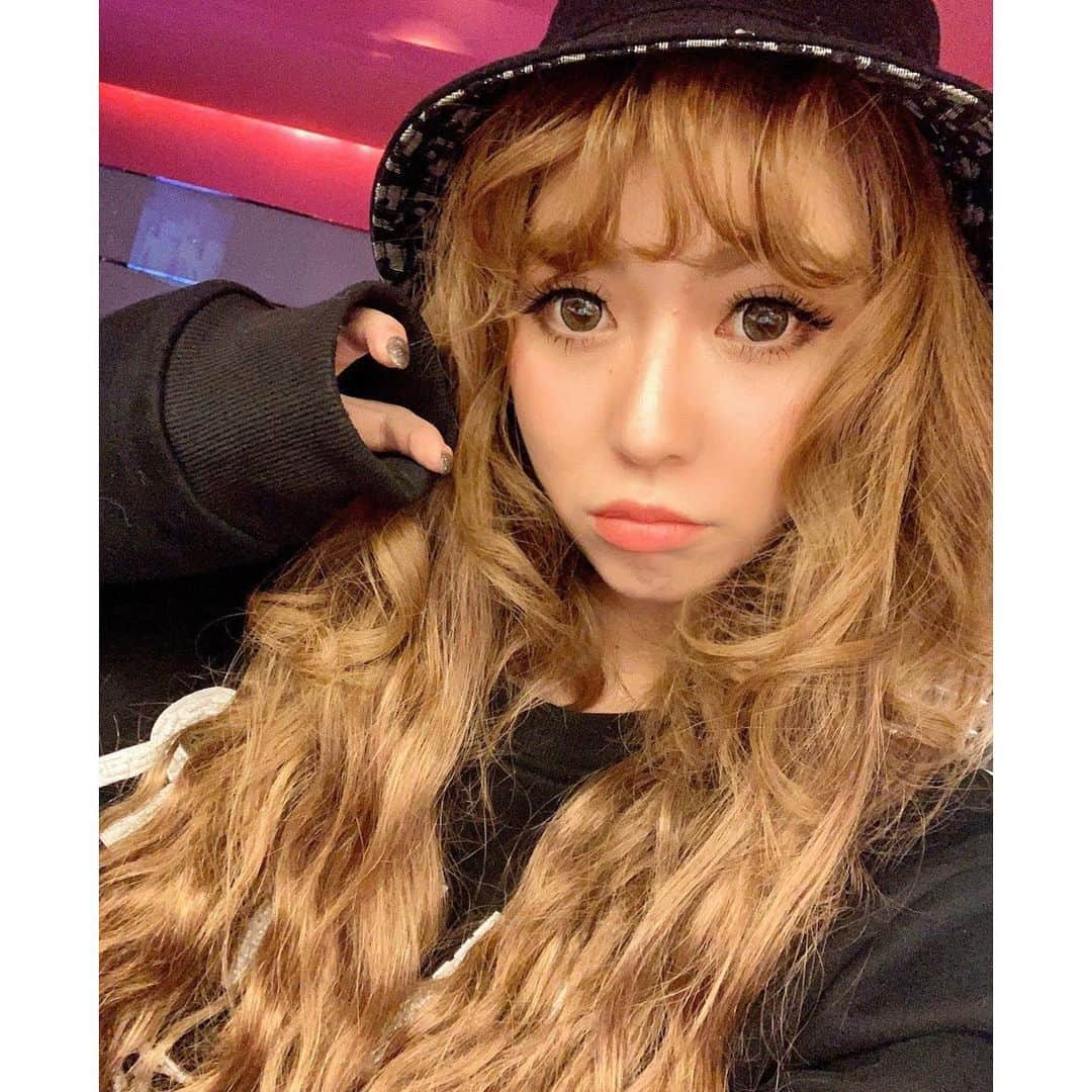 葉月樹里のインスタグラム：「トイプードルヘアという名のモップヘア🤪🤪🤪  . .  明日からソワレーヌ営業開始ですで🍾  . . .  #葉月樹里 #soiréeine #ソワレーヌ #dior #ディオール #グリグリヘア #掃除道具見たいな頭やらせてもうてる #トイプードル とかゆうてシャバめ #もう二度とエクステは付けたくないだ #明日からよろしくお願いします🥺」