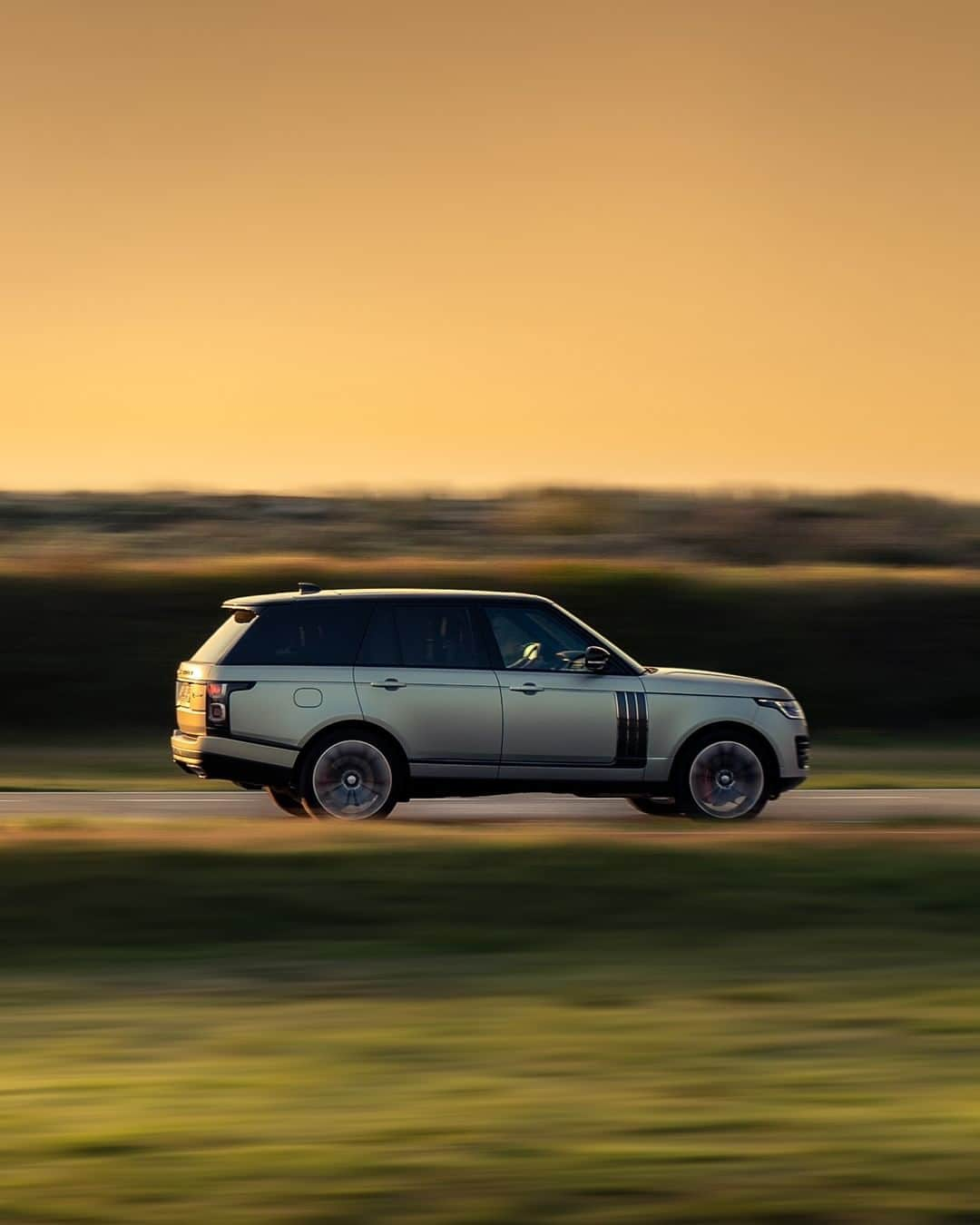 Land Roverさんのインスタグラム写真 - (Land RoverInstagram)「Outstanding in every respect, the #RangeRover SVAutobiography Dynamic has the power to turn heads. See more via the link in our bio.  @landroversv #LuxurySUV #4x4 #Carsofinstagram #Technology #Design #SpecialVehicleOperations 📸: @ward_seu」1月3日 23時00分 - landrover