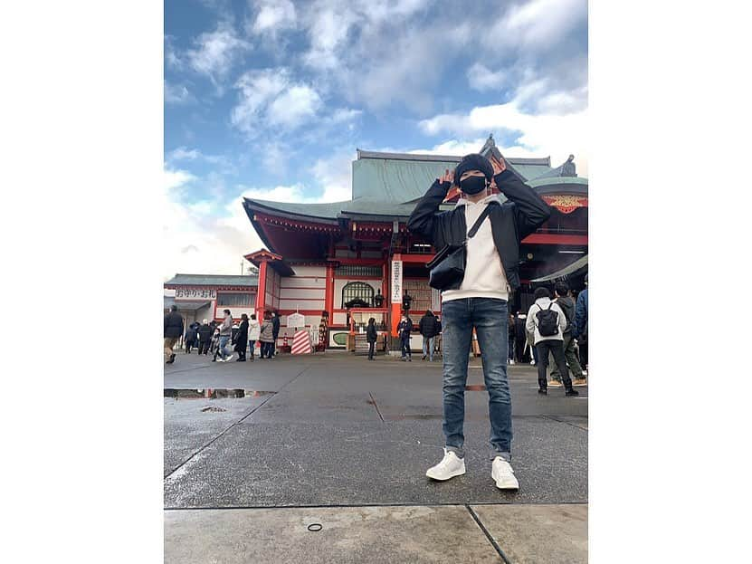 りょーたさんのインスタグラム写真 - (りょーたInstagram)「初詣⛩🎍🌅 ソーシャルディスタンスもとってマスクもして、ささっと行ってきました☺️ 犬山城も見えるし、ご飯も食べれるし、近くに城下町もあるし、是非ここはオススメの神社です🤙 駅からも徒歩5分ちょっとで着くので、車が無くても大丈夫🙆‍♀️  ちなみに3年連続で出ていた大吉ではなく、今年は中吉でした…😂(なので写真は無いです笑)  2020年はなかなか思うようにいかなかったけど、今年はその鬱憤を晴らすような年にしたいので、今年もみんなよろしくねー！！☺️🙏  P.S. その夜は友達とカツパーティー🎉🥳串カツとエビフライ全部作るのにめっちゃ時間かかった笑  #初詣 #新年のご挨拶 #あけましておめでとう #犬山城下町 #犬山 #成田山 #成田山名古屋別院大聖寺 #御参り #串カツ #エビフライ #コロナに負けるな #コロナに負けない #コロナウイルスが早く終息しますように #ベスアベ #thebest average #バンド #音楽好きな人と繋がりたい #服好きな人と繋がりたい #vuitton #supreme #古着 #デニムコーデ #スニーカー好きな人と繋がりたい」1月3日 23時10分 - mvyalggkadeg