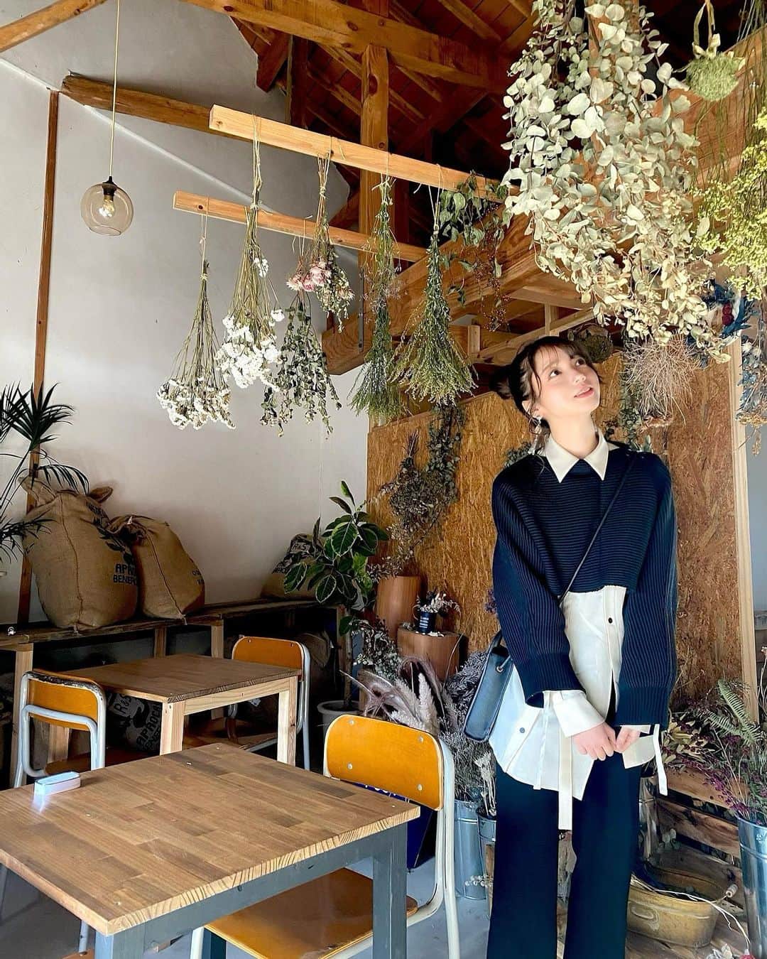 YUMIのインスタグラム：「. あけましておめでとうございます👘🎍 2021年も、お願いいたします✨  皆様にとって幸多き年でありますように、、☺️  さて、今日は友達と少しでかけてきたよ〜🚗  📍bubude coffee  店内の至る所に飾られているドライフラワー💐  自然光の入る店内🌞  とっても可愛らしくて落ち着く空間でした☺️  今回は悩んだ結果、 照り焼きチキン×おにぎりプレートを頂きました🍴  野菜もしっかり取れて 心がほっこりするお味に大満足🤤💗  またお天気がいい日に行きたいな🕊  #unitedtokyo#bubudecoffee#cafe #篠栗ランチ#篠栗#篠栗カフェ  #福岡カフェ#福岡ランチ#ドライフラワー」