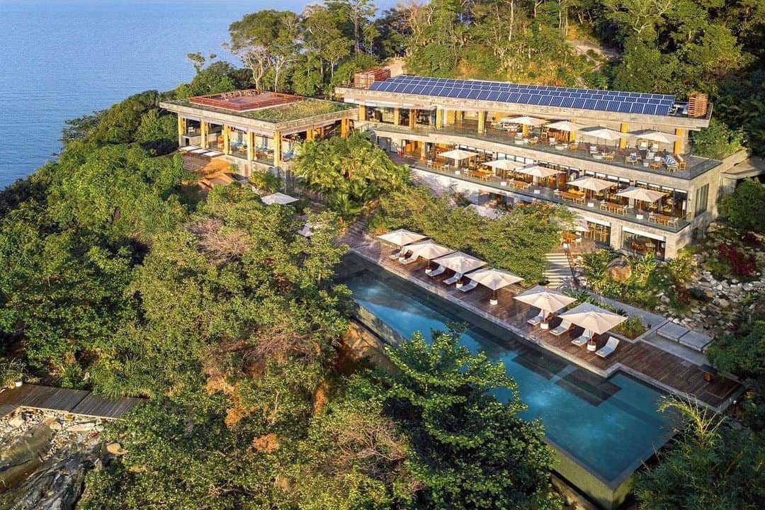 Vogue Taiwan Officialさんのインスタグラム写真 - (Vogue Taiwan OfficialInstagram)「#VogueTravel 位於柬埔寨海濱的「克拉貝島六善酒店」坐落在私人的天然熱帶島嶼上，可以說是遺世獨立的旅行地點，整座島嶼僅建造40棟泳池別墅，最多可容納86位遊客入住，在島上可以欣賞到岩石層層堆疊形成的海岸線，連建築、家具都大量使用木質元素，營造整體的自然氛圍，可以享用海灘燒烤、戶外影院、叢林徒步潛水，以及六善最經典的SPA，特別以當地高棉族神聖的高布斯濱聖河（Kbal Spean River）為靈感設計的療程，使用天然高棉草本加上印度傳統醫學阿育吠陀（Ayurveda）與傳統中藥理念而成，可說是非常紓壓愜意的旅行選擇。  #酒店 #度假村 #柬埔寨 #海島 #hotel #resort #cambodia #island #villa @sixsenseskrabeyisland   🖋#wendych」1月3日 23時13分 - voguetaiwan
